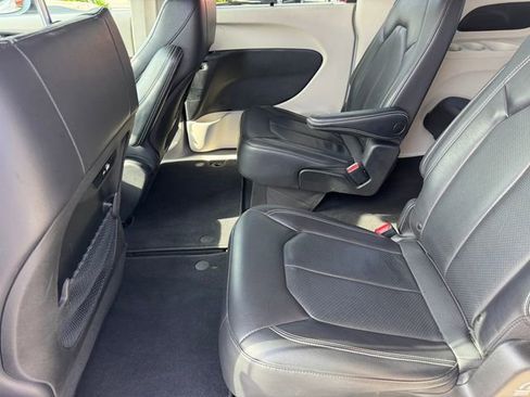 Used 2022 Chrysler Pacifica Touring-L image 9