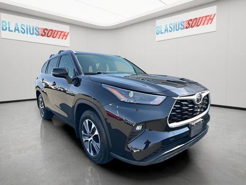 Used 2023 Toyota Highlander XLE AWD/4WD image 1