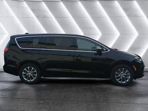 New 2026 Chrysler Pacifica Select image 23