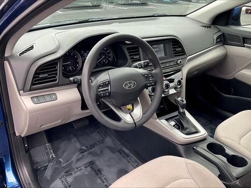 Used 2019 Hyundai Elantra SE image 17