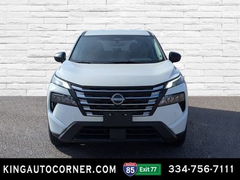 Used 2024 Nissan Rogue S AWD/4WD image 2