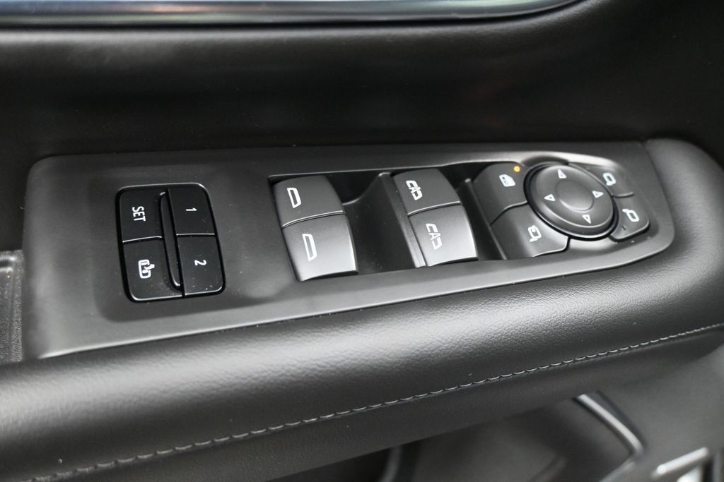 Used 2024 Chevrolet Tahoe Z71 w/ Luxury Package AWD/4WD image 4