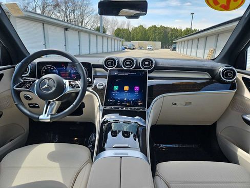 Used 2025 Mercedes-Benz GLC 300 4MATIC image 30