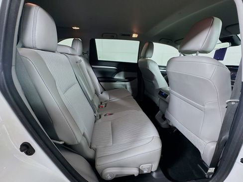 Used 2018 Toyota Highlander Plus FWD image 34