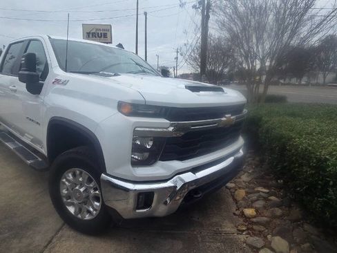 Used 2024 Chevrolet Silverado 2500 LT image 2