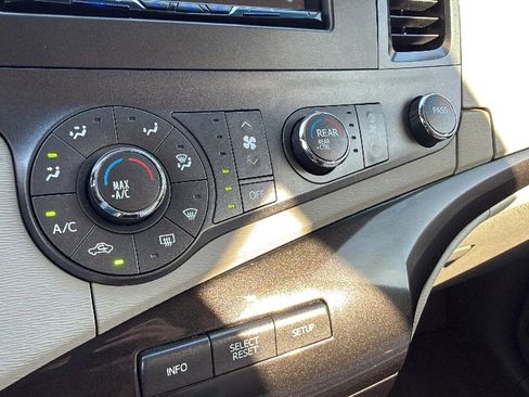 Used 2012 Toyota Sienna LE image 26