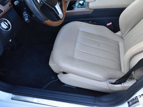 Used 2013 Mercedes-Benz E 550 4MATIC Sedan image 24