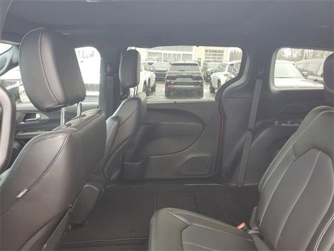 New 2026 Chrysler Pacifica Select image 9