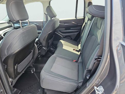 Used 2022 Jeep Grand Cherokee Laredo w/ Luxury Tech Group I AWD/4WD image 34