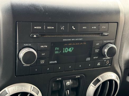 Used 2014 Jeep Wrangler Unlimited Sahara w/ Connectivity Group image 15