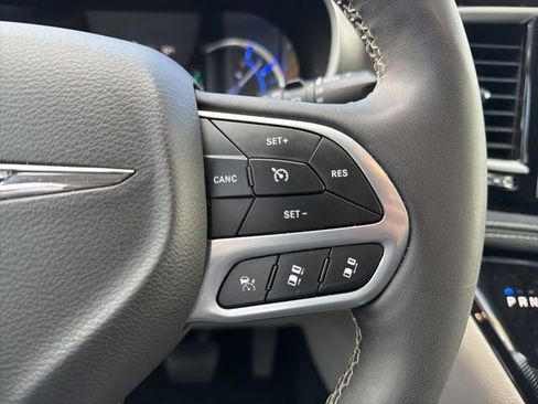 Used 2024 Chrysler Pacifica Select image 22