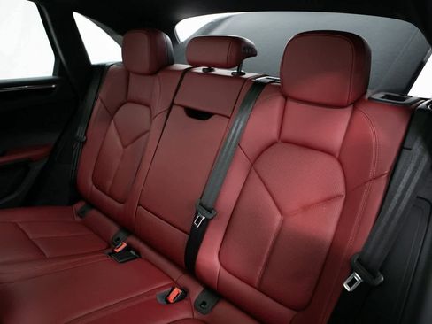 Certified 2025 Porsche Macan image 31