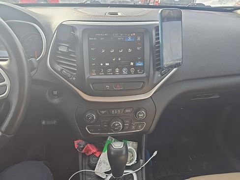 Used 2017 Jeep Cherokee Limited image 8