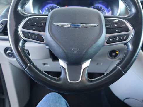 Used 2021 Chrysler Pacifica Touring-L image 20