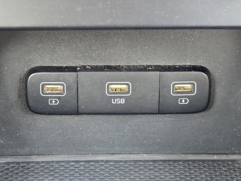 Certified 2022 Kia Carnival LX FWD image 26