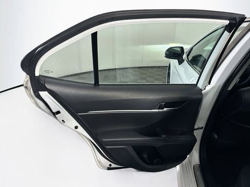 Used 2021 Toyota Camry SE w/ Carpet Mat Package (TMS) image 25