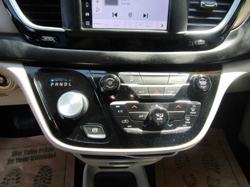 Used 2022 Chrysler Voyager LX image 16