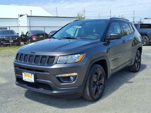 Used 2018 Jeep Compass Latitude w/ Popular Equipment Group AWD/4WD image 3
