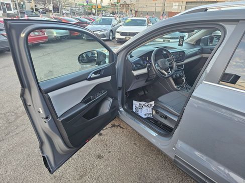 Used 2022 Volkswagen Taos SE w/ Panoramic Sunroof Package image 9