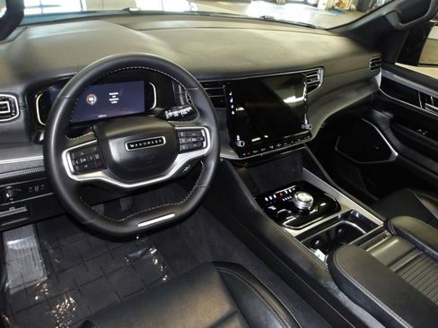 Used 2025 Jeep Wagoneer 4WD image 9