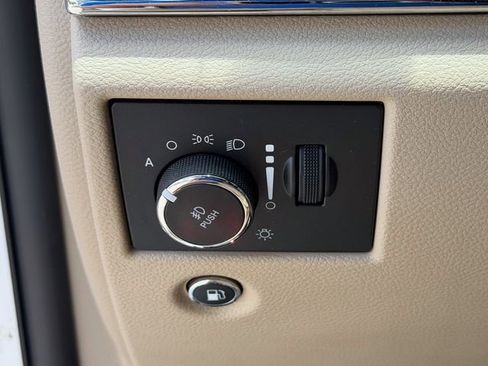 Used 2019 Jeep Grand Cherokee Overland RWD image 9