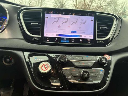 Used 2026 Chrysler Pacifica Select image 11
