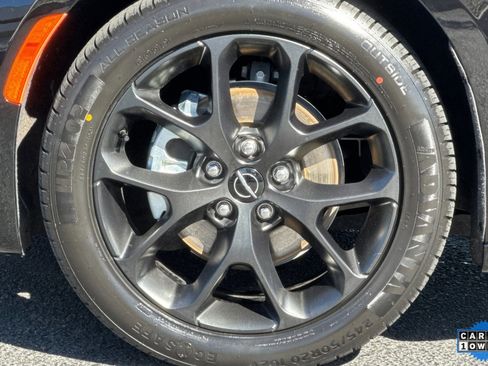 Used 2025 Chrysler Pacifica Limited image 12