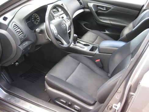 Used 2017 Nissan Altima 2.5 SR w/ Midnight Edition Package FWD image 12