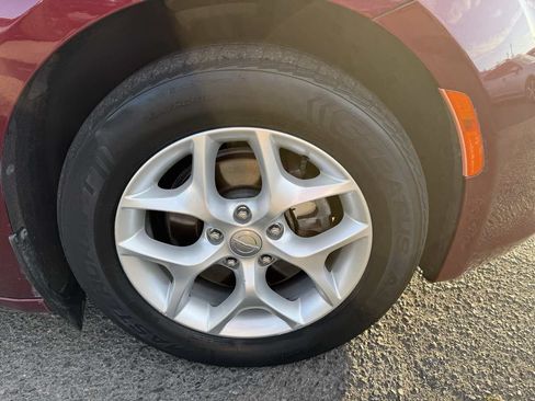 Used 2017 Chrysler Pacifica Touring Plus w/ Tire & Wheel Group FWD image 7