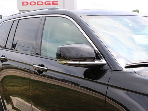 Used 2022 Jeep Grand Cherokee Overland AWD/4WD image 2
