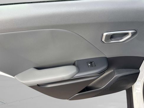 New 2025 Kia K4 LX image 17