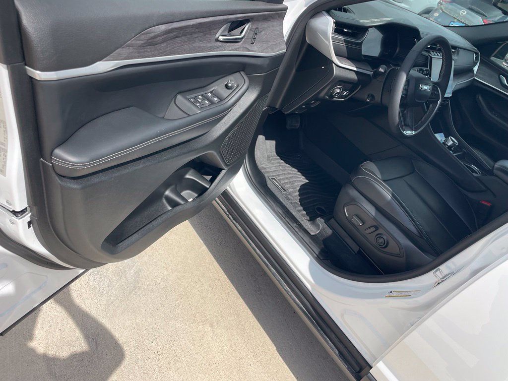 Used 2025 Jeep Grand Cherokee Limited w/ Luxury Tech Group II RWD image 19
