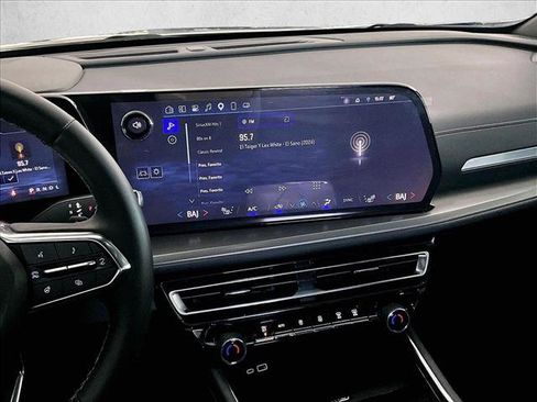 Used 2025 Chevrolet Traverse LT FWD image 8