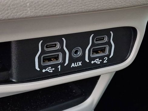 Used 2024 Chrysler Pacifica Touring-L image 20