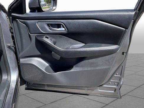 Used 2025 Nissan Rogue SV FWD image 21