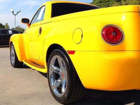 Used 2003 Chevrolet SSR w/ Preferred Equipment Group image 21