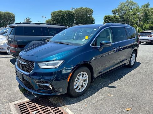 Used 2021 Chrysler Pacifica Touring-L w/ Uconnect Theater Family Group FWD image 8