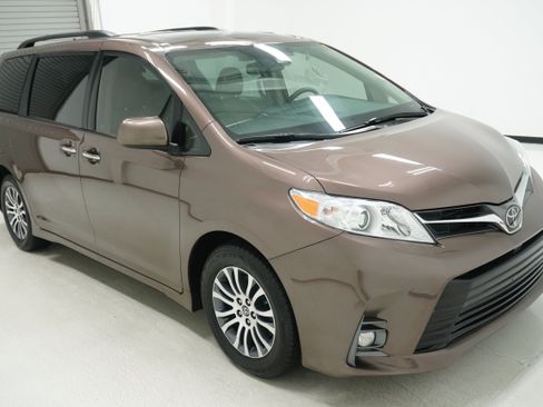 Used 2019 Toyota Sienna XLE FWD image 3