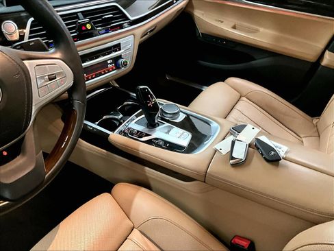 Used 2022 BMW 740i w/ Premium Package image 19