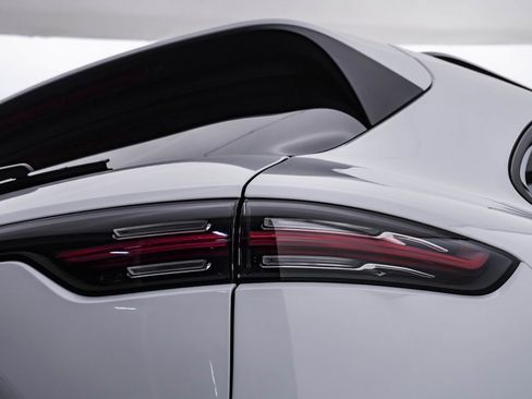 Certified 2023 Porsche Cayenne Platinum Edition image 13