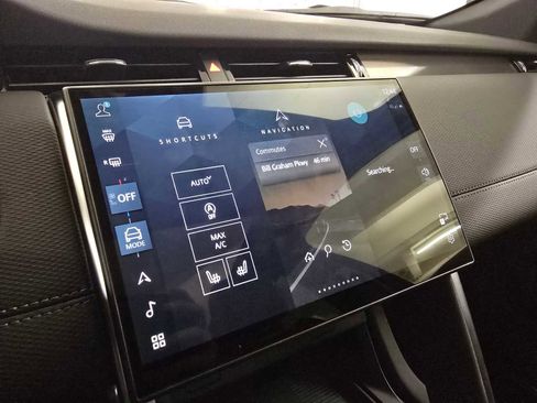 Certified 2025 Land Rover Discovery Sport Dynamic SE image 25