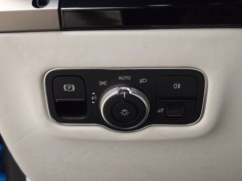 Used 2025 Aston Martin V8 Vantage Coupe image 39