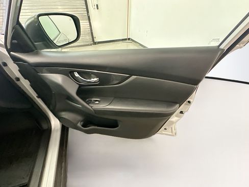 Used 2017 Nissan Rogue SV w/ SV Premium Package AWD/4WD image 33