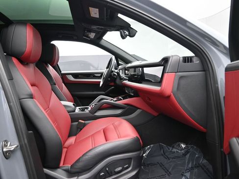 Used 2024 Porsche Cayenne image 31