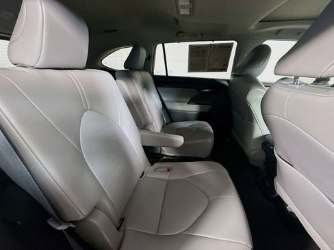 Used 2023 Toyota Highlander XLE AWD/4WD image 27