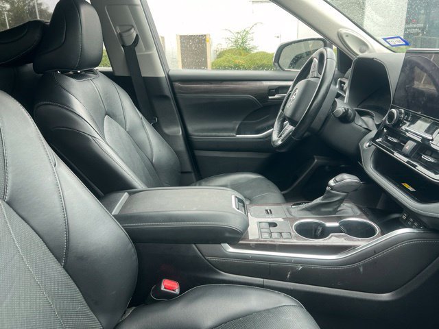 Used 2023 Toyota Highlander Limited FWD image 15