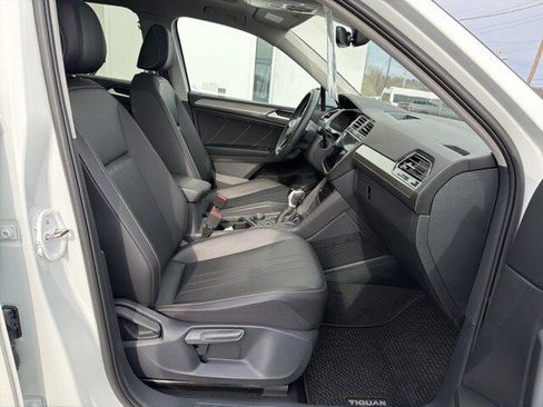 Used 2024 Volkswagen Tiguan SE image 40