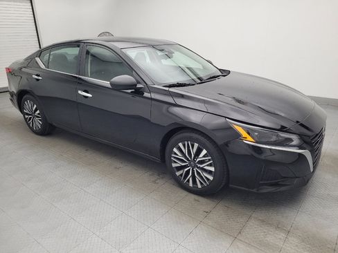 Used 2024 Nissan Altima 2.5 SV image 11