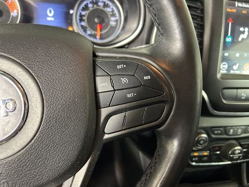 Used 2019 Jeep Cherokee Trailhawk w/ Comfort/Convenience Group AWD/4WD image 17