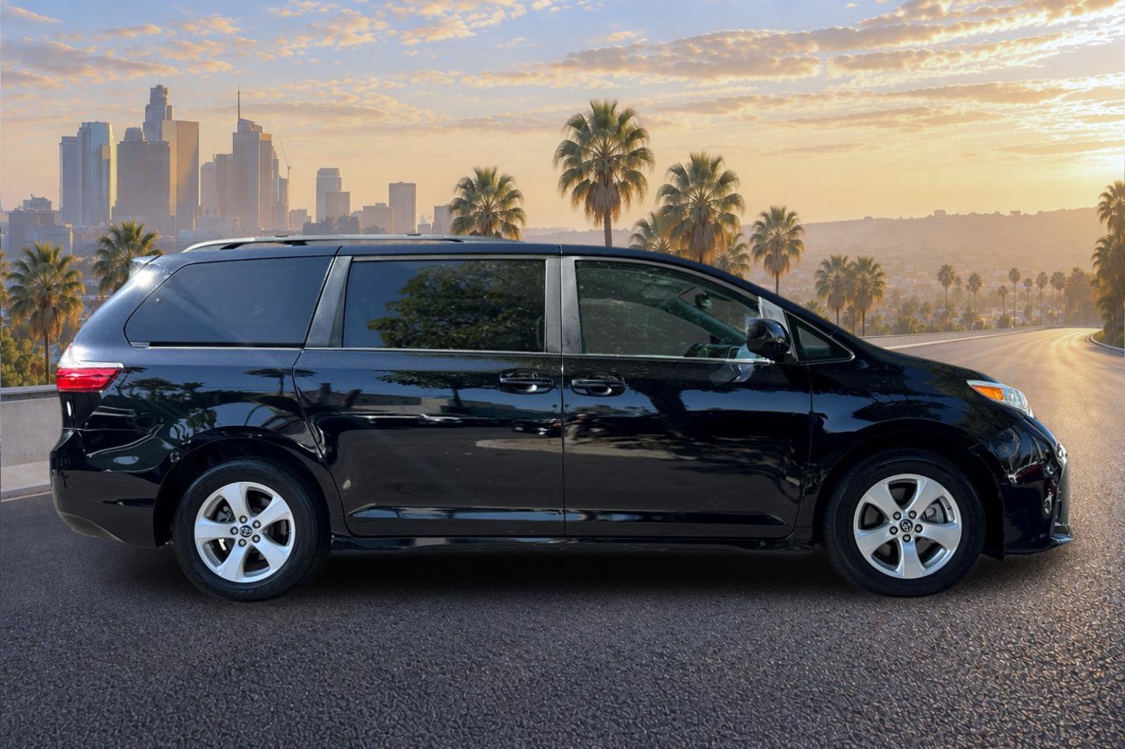 Used 2020 Toyota Sienna LE FWD image 3